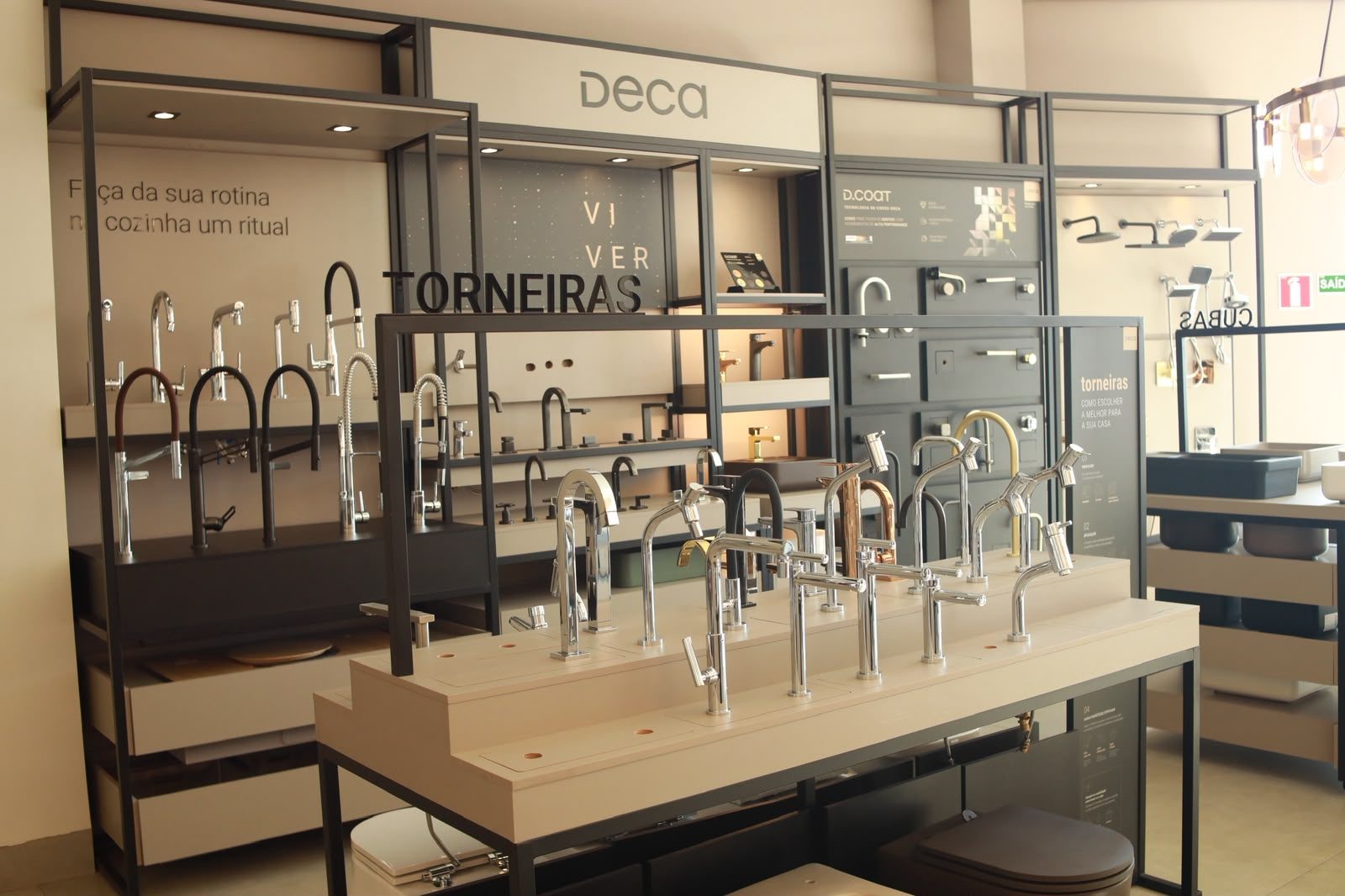 Espaço da marca Deca com torneiras e cubas em exposição no showroom da KMAC