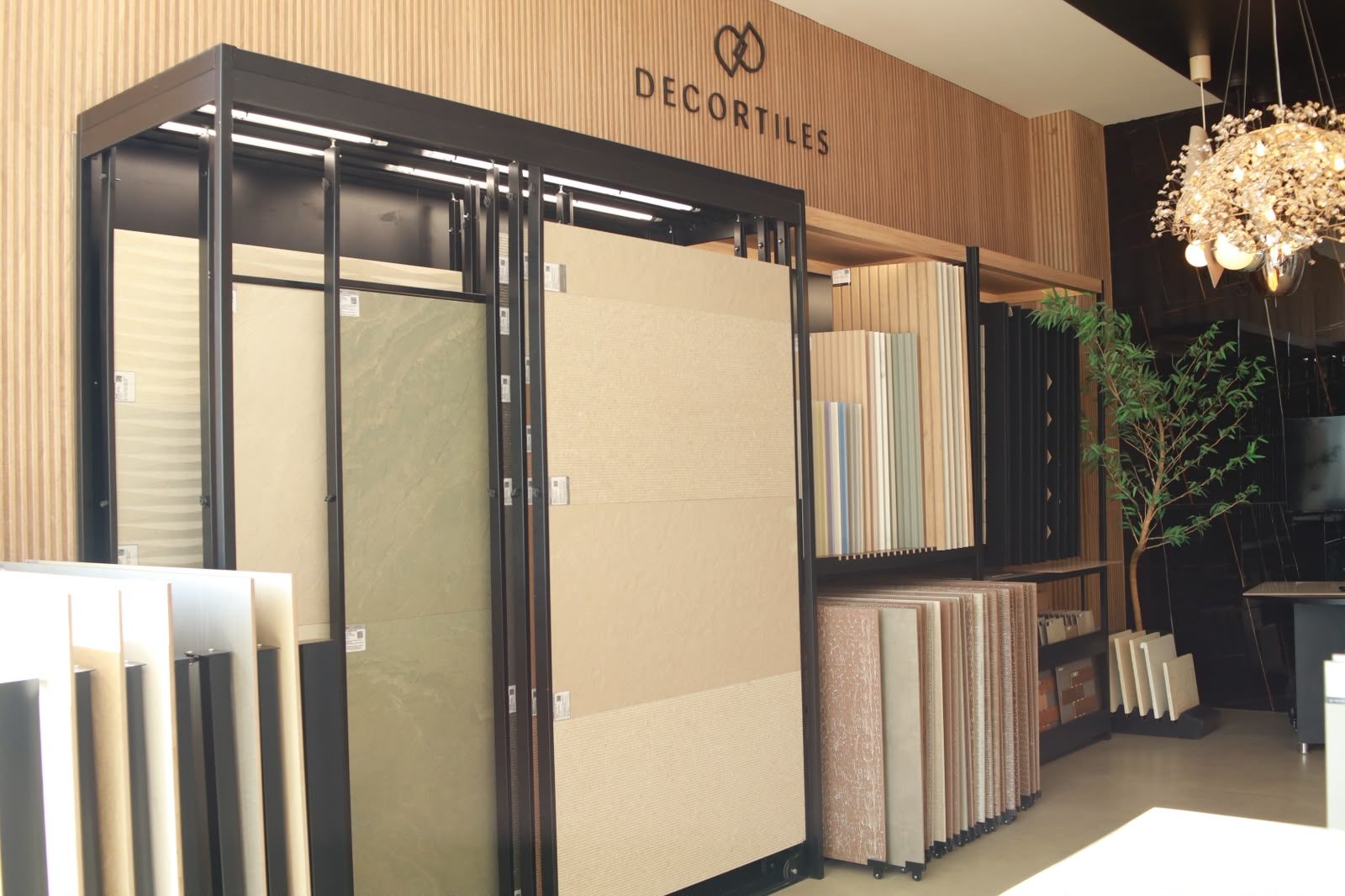Expositor de porcelanatos Decortiles em painéis de tamanho real no showroom da KMAC