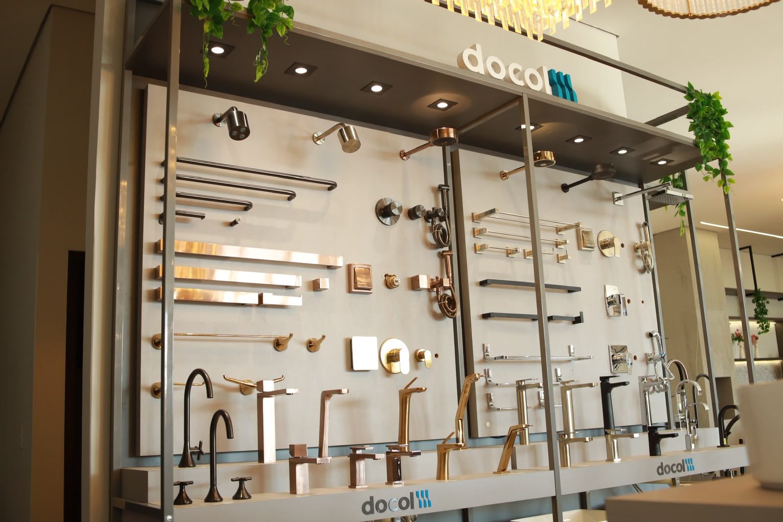 Painel de duchas, registros e barras da Docol em diversos acabamentos no showroom da KMAC