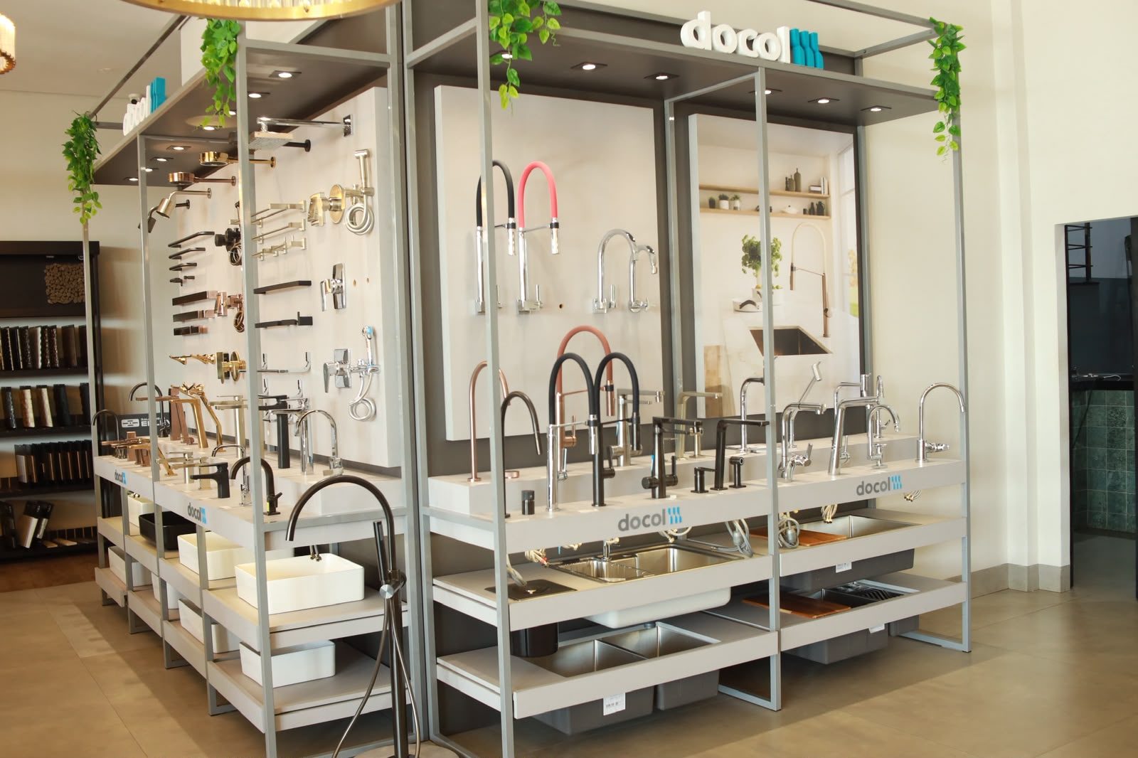 Expositor de torneiras e misturadores Docol no showroom da KMAC